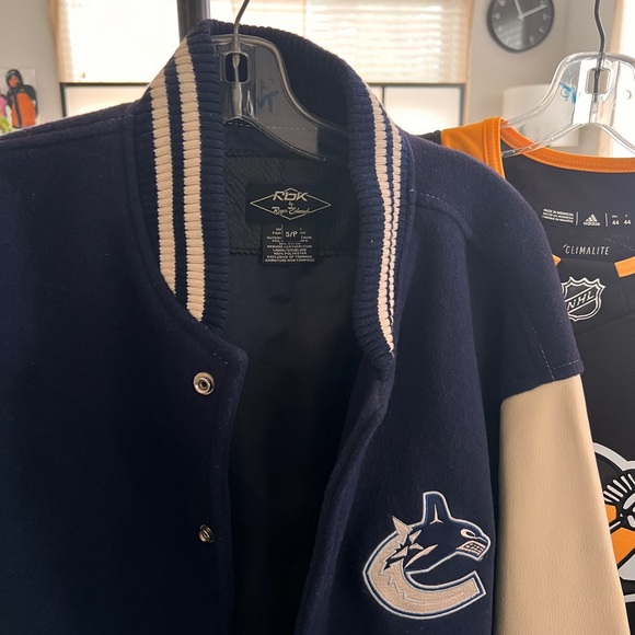 Vintage Rare genuine leather Canucks varsity bomber jacket - Picture 3 of 6